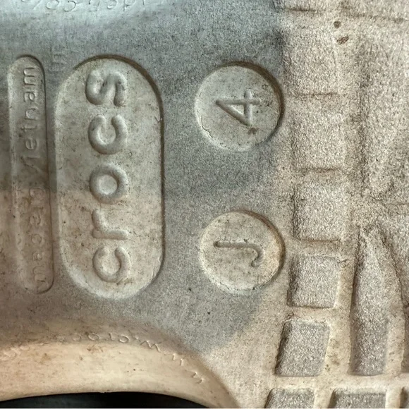 CROCS KIDS' CLASSIC RAINBOW HIGH CLOG Size J4 - Picture 9 of 9